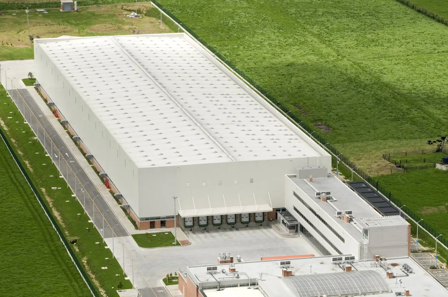 Centro de distribución con techo y muros de panel sándwich