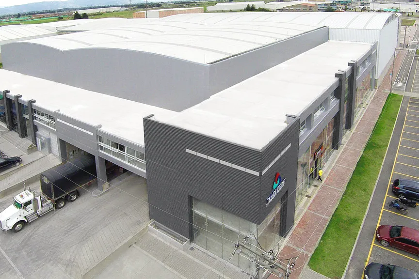 Edificio logístico con fachada y techo de panel sándwich · panel sándwich con entrega en Baja California