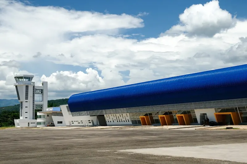 Hangar con cubierta de panel aislante de poliuretano