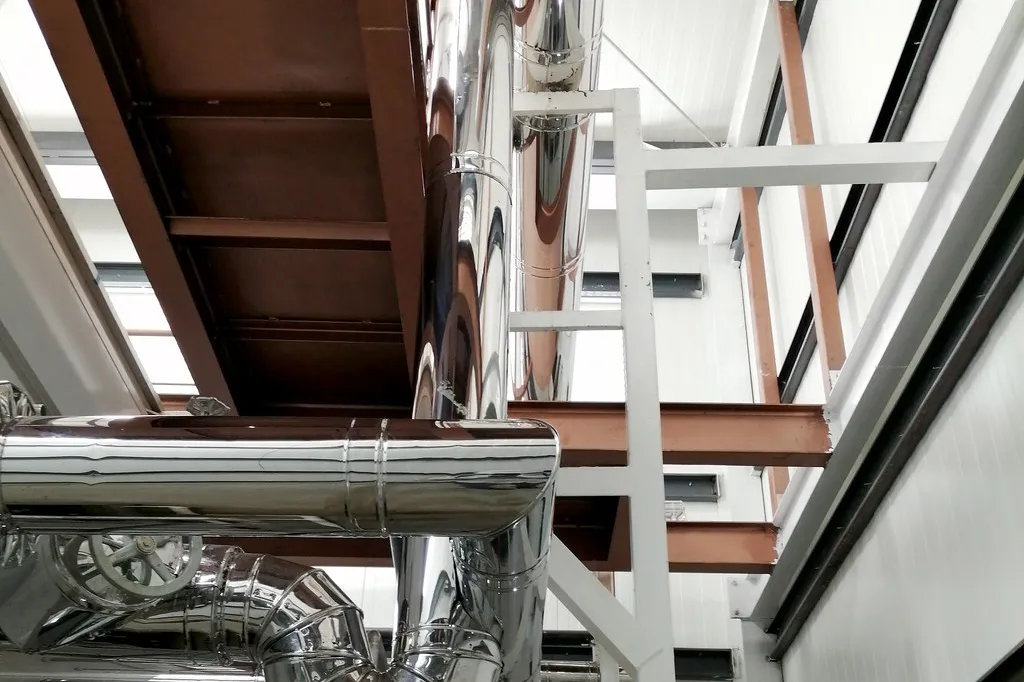 Interior de planta industrial con estructura y techo de panel · panel sándwich con entrega en Chihuahua