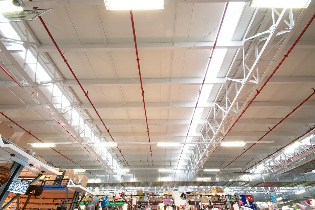 Interior de tienda con techo de panel sándwich · panel sándwich con entrega en Querétaro