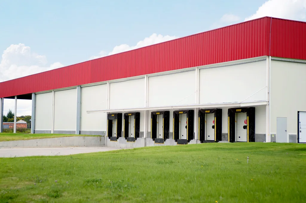 Nave industrial con andenes de carga y muros de panel sándwich · panel sándwich con entrega en Aguascalientes
