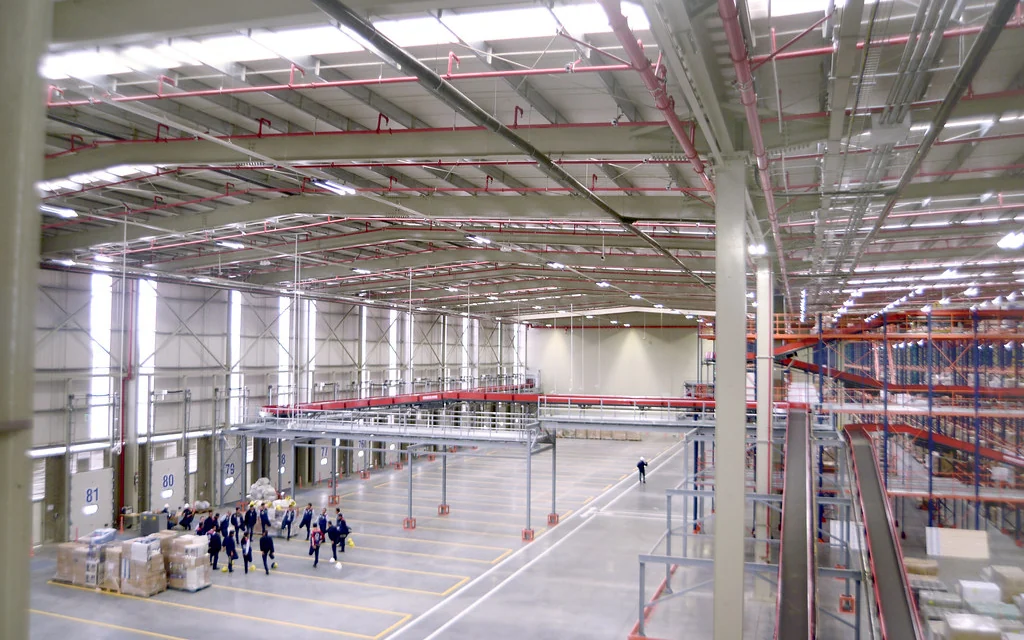Centro de distribución con panel resistente al fuego