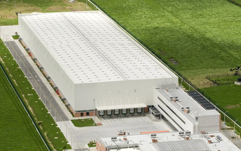 Nave industrial con techo de panel sándwich