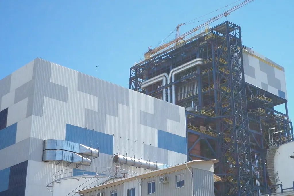 Planta de energía con fachada de panel de lana de roca