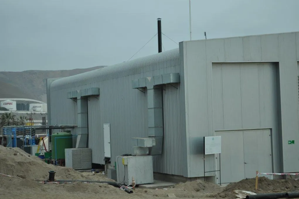 Planta industrial con muros de panel aislante
