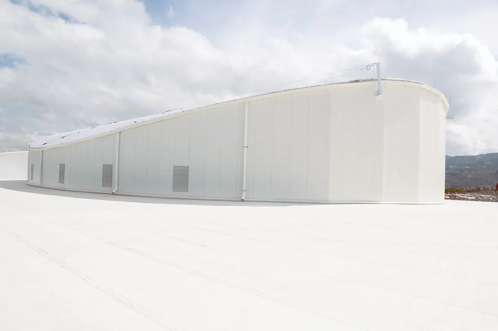 Techo de panel aislante en edificio comercial · panel sándwich con entrega en Querétaro