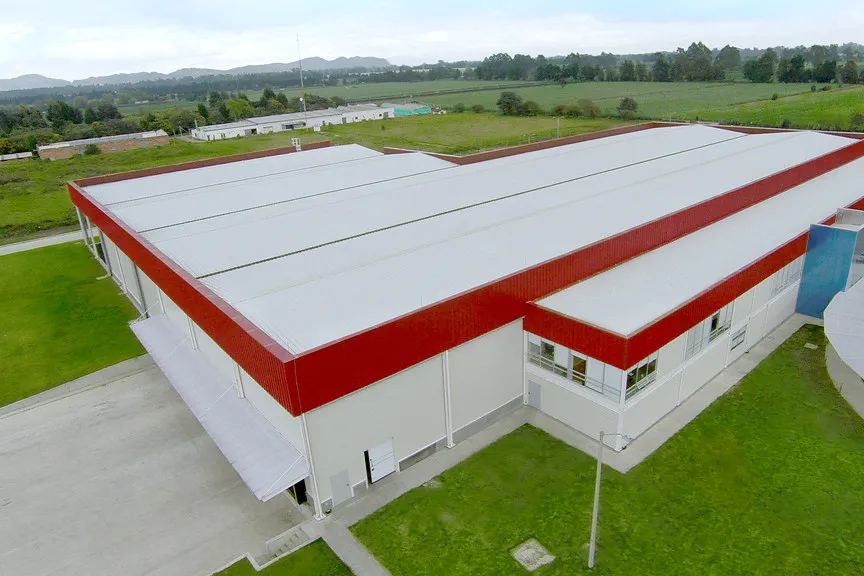 Vista aérea de nave industrial con techo de panel aislado · panel sándwich con entrega en Aguascalientes